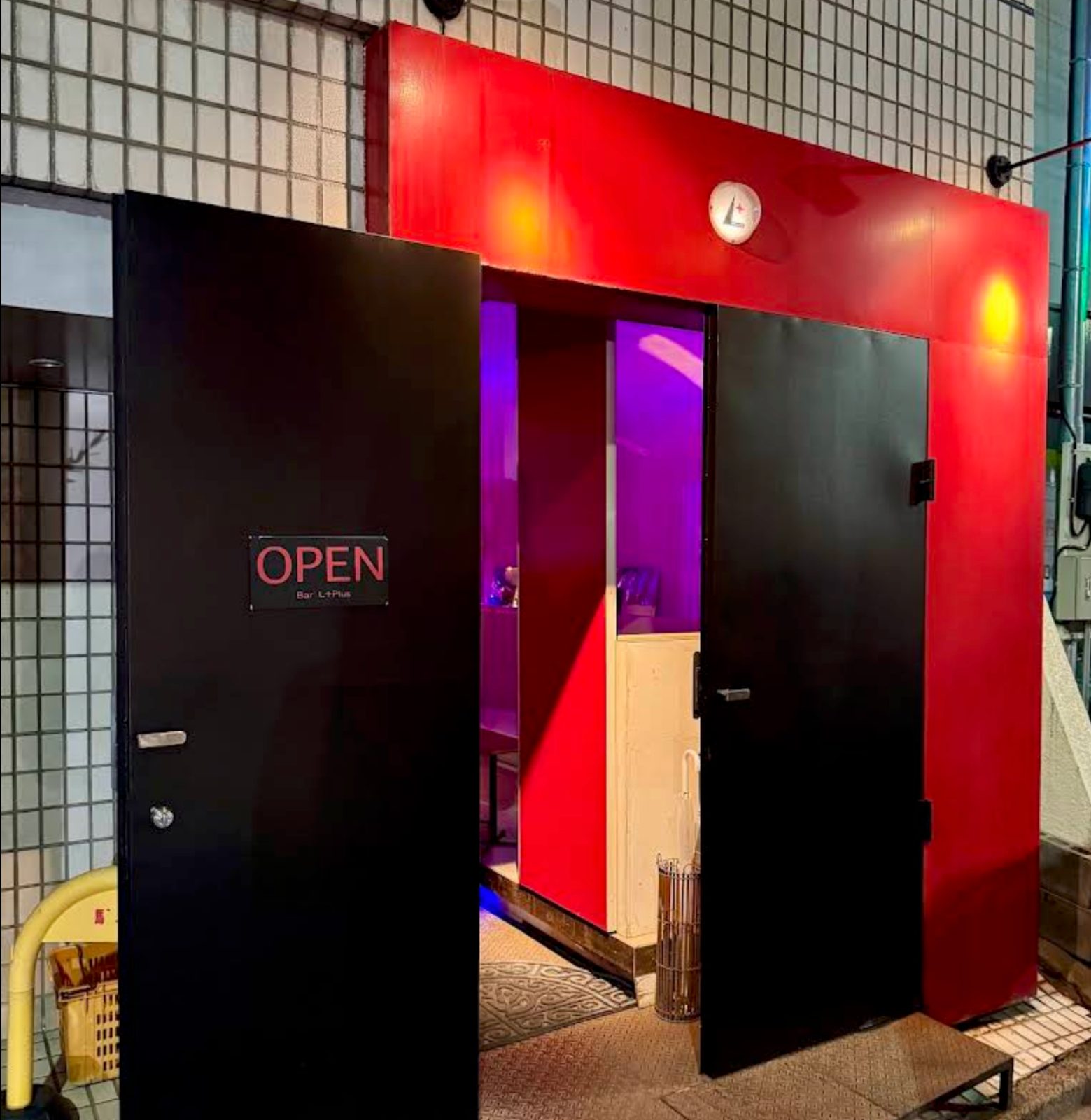 Bar PLUS 店内写真